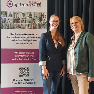 Dr. Heike Zeriadtke und Annika Zeriadtke am Stand der Spitzenfrauen im Norden.
