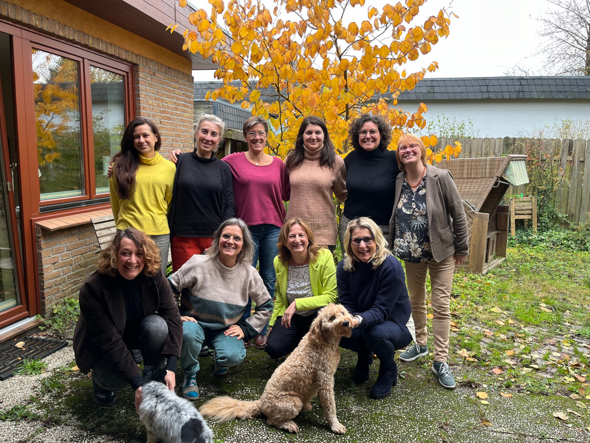 Gruppenbild beim Businesslunch in Flensburg im Garten von Claudia Linker.